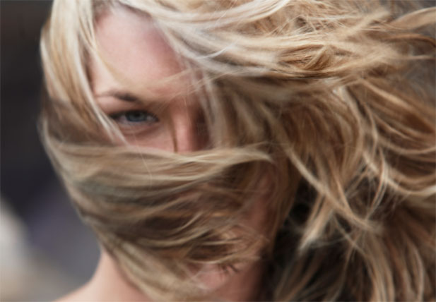 10 советов по уходу за волосами на случай ветреной погоды