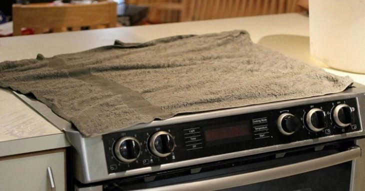 Узнав, зачем хозяйка накрыла плиту влажными полотенцами, ты побежишь на кухню, чтобы сделать