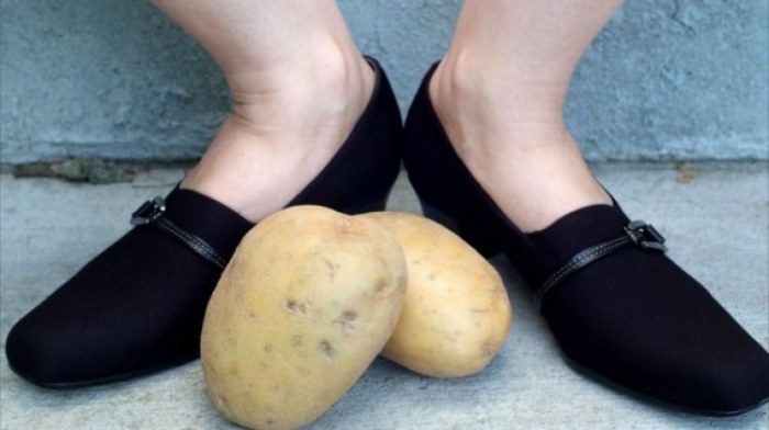 Вот зачем опытные хозяйки кладут чищенную картошку в обувь: совет, который пригодится каждому!