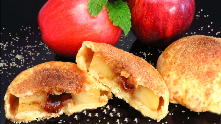 Ароматные пирожки с яблоками и корицей на необычном тесте