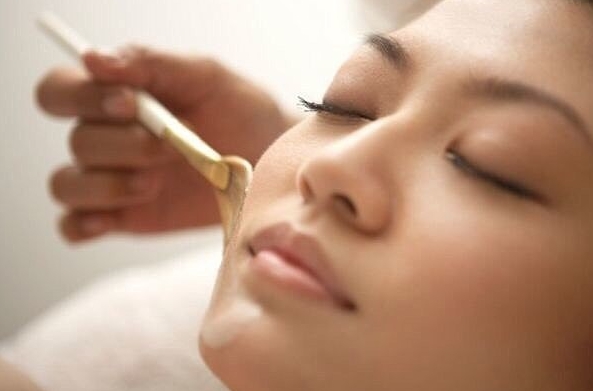 Китайская маска красоты из крахмала, меда и соли, которая питает, выравнивает тон кожи, заметно уменьшает проявления пигментных пятен
