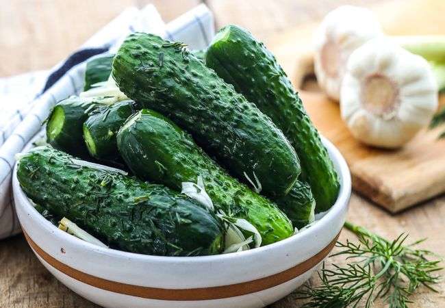 Малосольные огурцы в банке: 8 рецептов, как приготовить хрустящие и вкусные