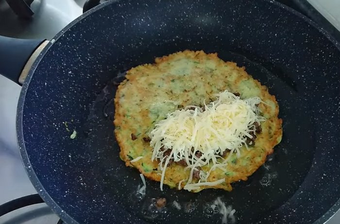 Кабачковые чебуреки с фаршем: 3 рецепта
