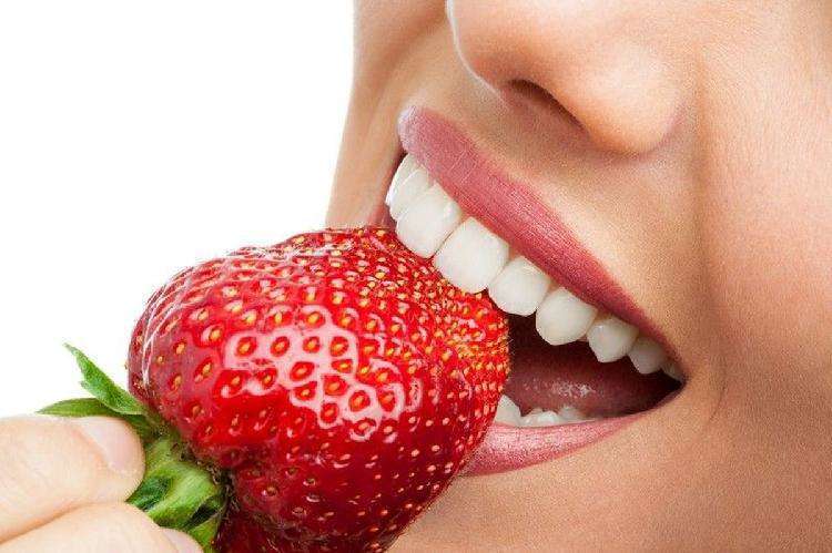 10 натуральных продуктов, которые отбеливают зубы