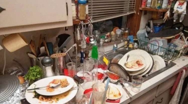 Почему в гостях не стоит мыть посуду и помогать хозяевам