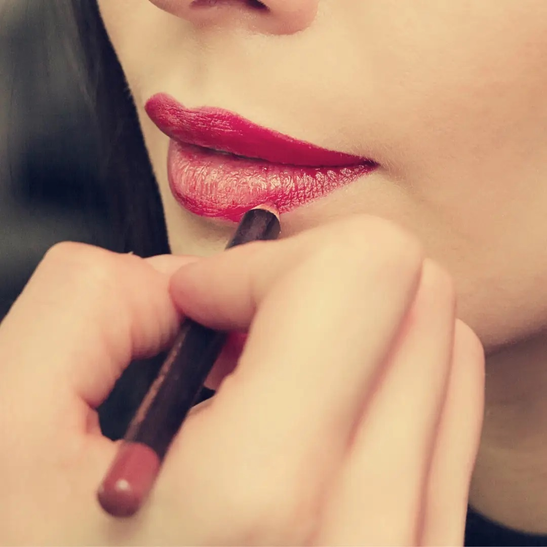 4 хитрости в макияже, которые молодят лицо. Все делается за пару минут