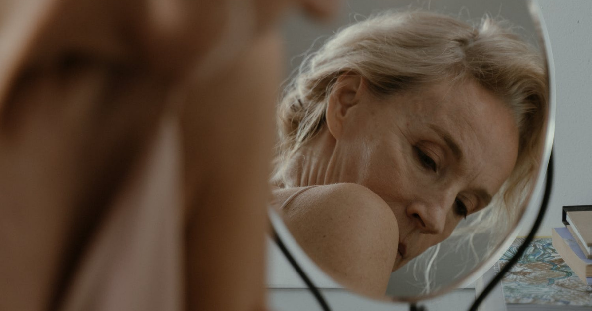 Плохой пример: 5 ошибок, когда 60-летняя женщина оформляет брови