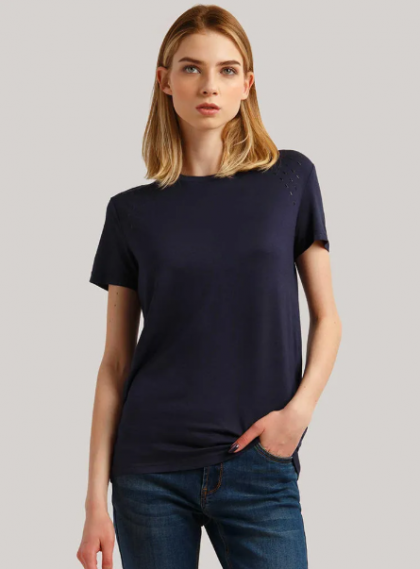 8 идеальных базовых футболок, которые можно носить по-разному каждый день