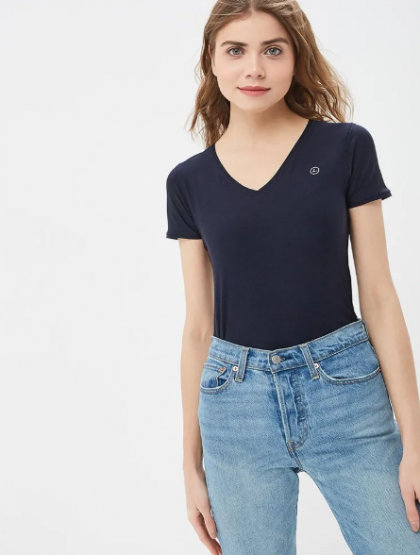 8 идеальных базовых футболок, которые можно носить по-разному каждый день