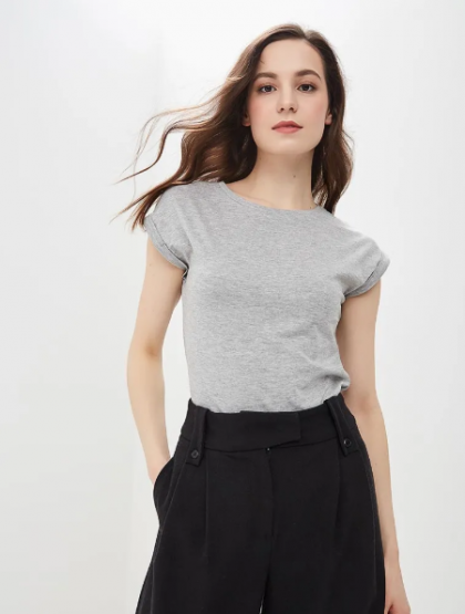 8 идеальных базовых футболок, которые можно носить по-разному каждый день