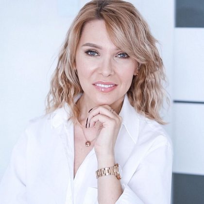 Ей 49 лет, а кожа вокруг глаз — гладкая. 5 советов против дряблости век от ухоженной женщины