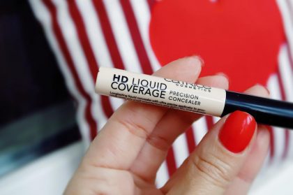 Ей 49 лет, а кожа вокруг глаз — гладкая. 5 советов против дряблости век от ухоженной женщины