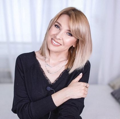 Ей 49 лет, а кожа вокруг глаз — гладкая. 5 советов против дряблости век от ухоженной женщины