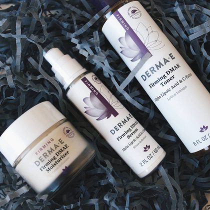 Ей 49 лет, а кожа вокруг глаз — гладкая. 5 советов против дряблости век от ухоженной женщины