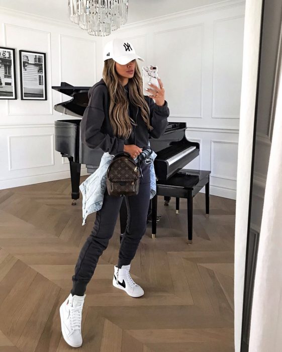 Как носить кроссовки, но не терять женственность: 7 примеров