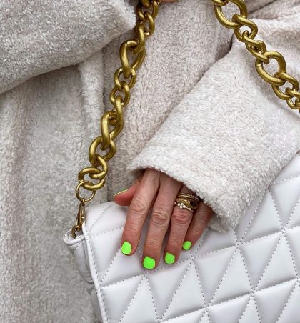 5 колец, из-за которых женщина выглядит старше, но модные блогеры от них без ума
