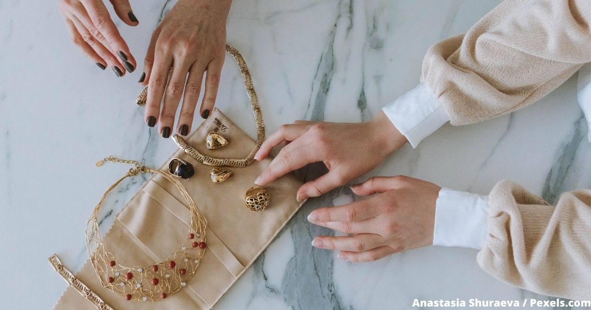 Как носят украшения аристократки: 5 правил ювелирного этикета, которым не сложно следовать