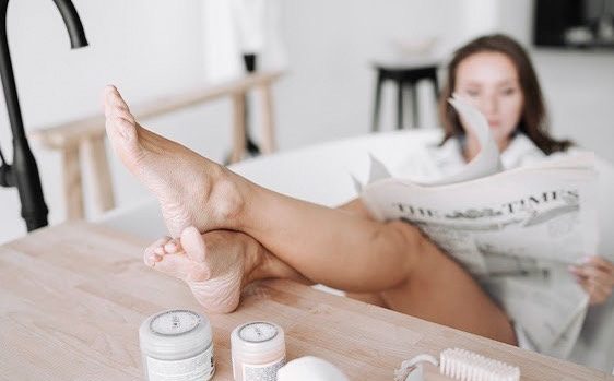 Некрасиво и больно: 9 причин, почему на пятках образуются трещины