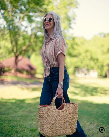 7 способов носить джинсы после 60, чтобы выглядеть на зависть молодым