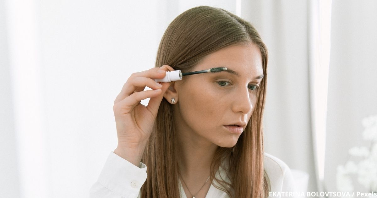 Как накрасить брови, чтобы выглядеть моложе, стройнее или привлекательнее: 4 способа