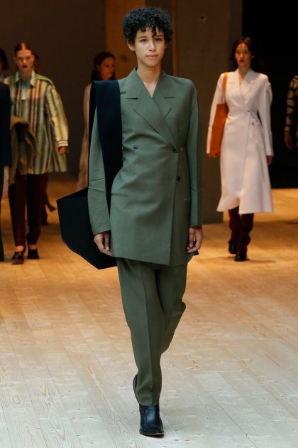 5 гениальных идей от модных дизайнеров, как вписать сумку в образ