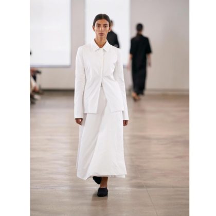 5 модных брендов, которые можно купить один раз и носить годами. Их одежда — вне времени