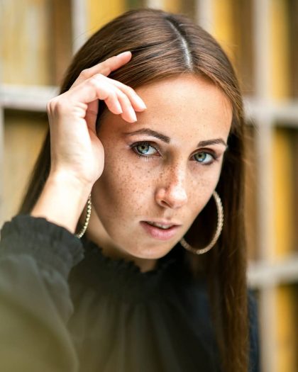 Какие 5 мелочей во внешности выдают, что женщина очень скромная