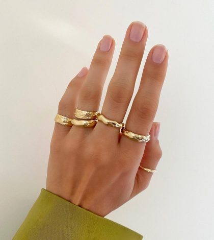 Какие 5 мелочей во внешности выдают, что женщина очень скромная