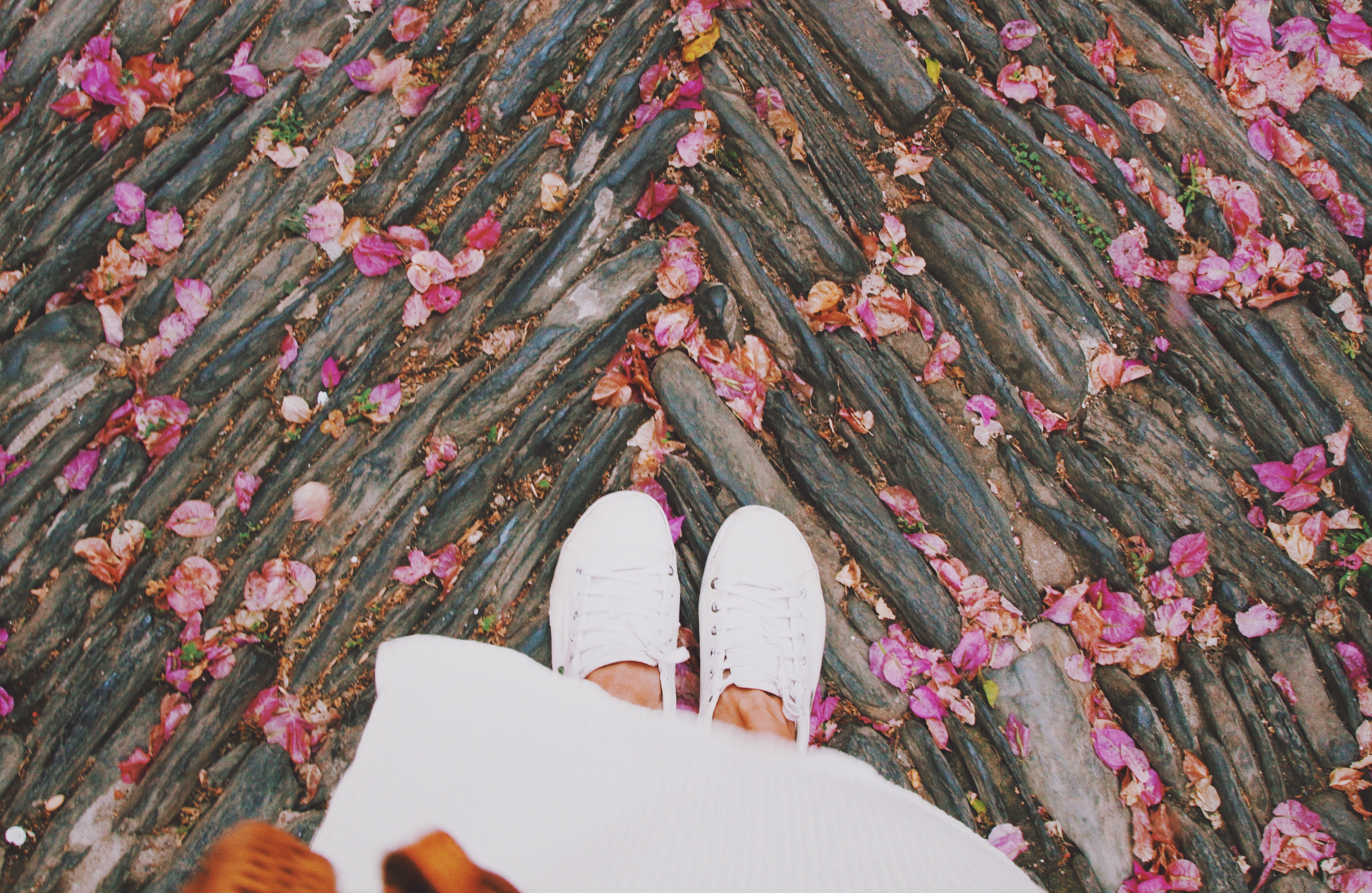 Как одеваться, если вам 50-60 лет: десять образов с белыми кроссовками