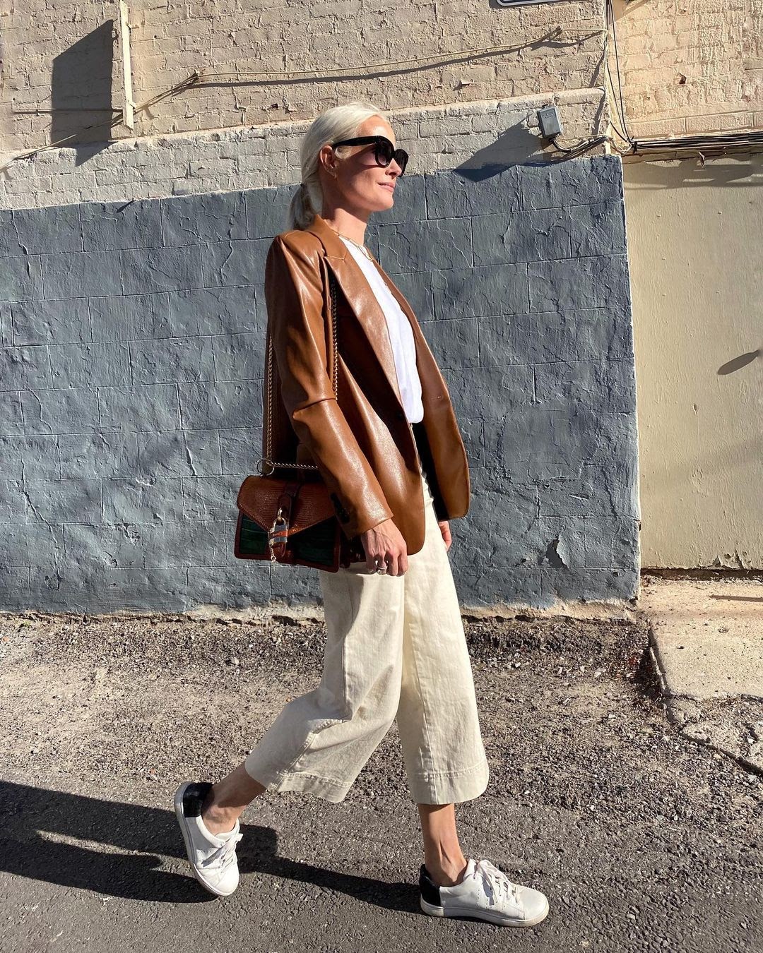 Как одеваться, если вам 50-60 лет: десять образов с белыми кроссовками