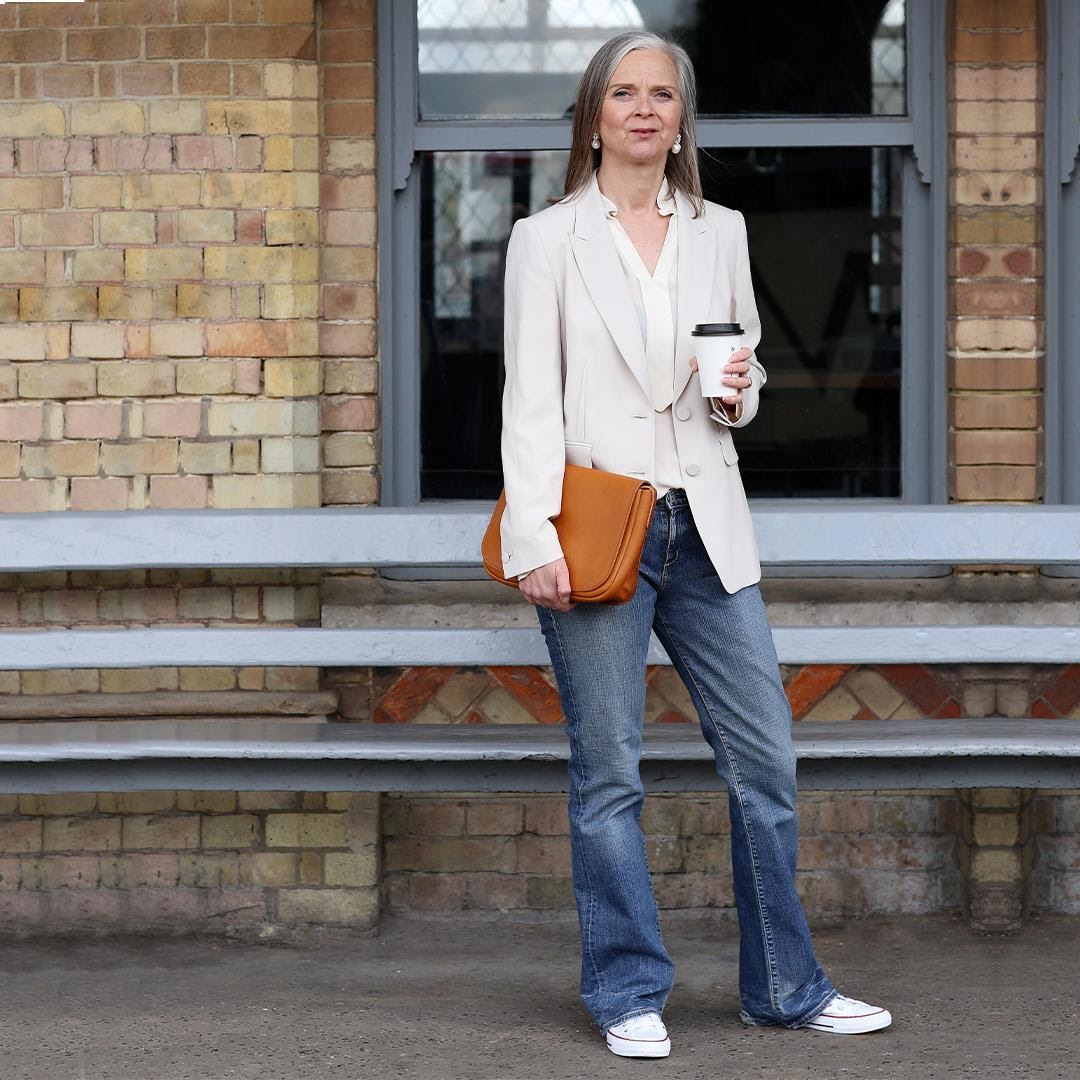 Как одеваться, если вам 50-60 лет: десять образов с белыми кроссовками