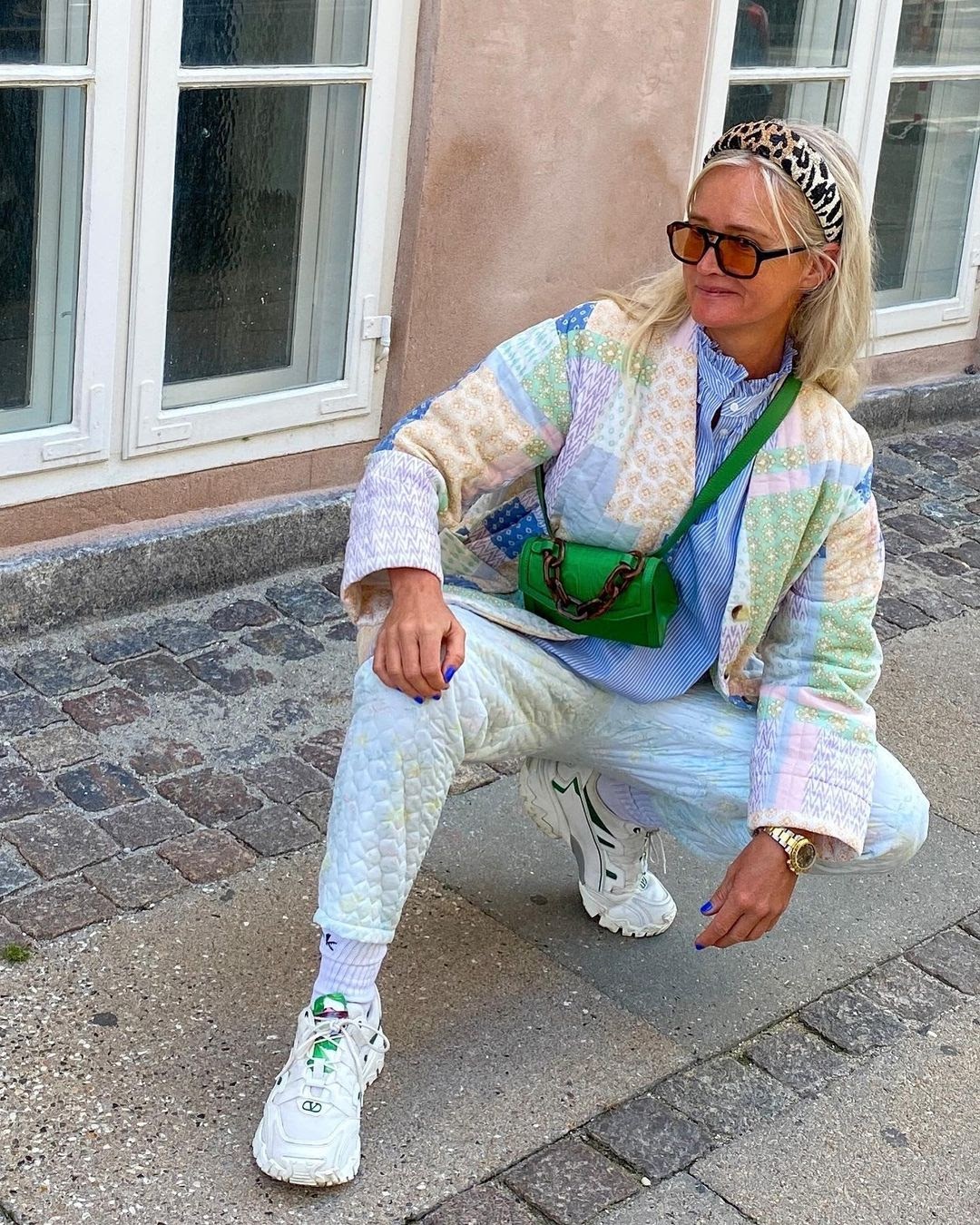 Как одеваться, если вам 50-60 лет: десять образов с белыми кроссовками