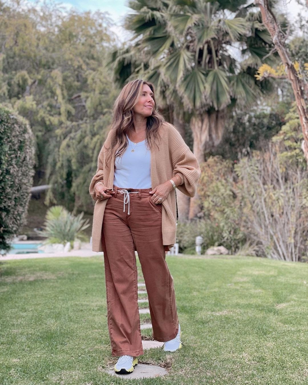 Как одеваться, если вам 50-60 лет: десять образов с белыми кроссовками