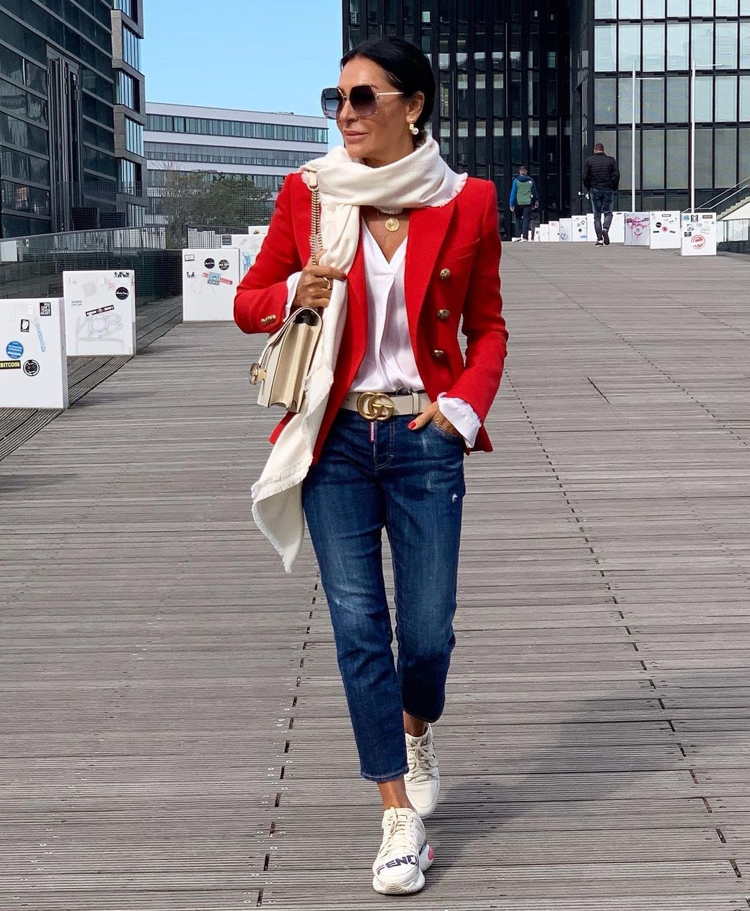 Как одеваться, если вам 50-60 лет: десять образов с белыми кроссовками