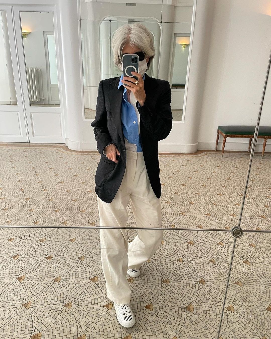 Как одеваться, если вам 50-60 лет: десять образов с белыми кроссовками