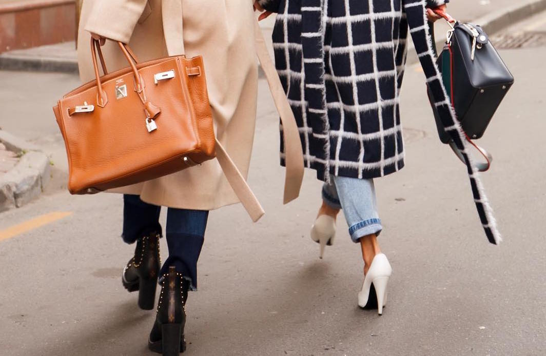 Как следует носить сумку, чтобы выглядеть стильно: 5 способов